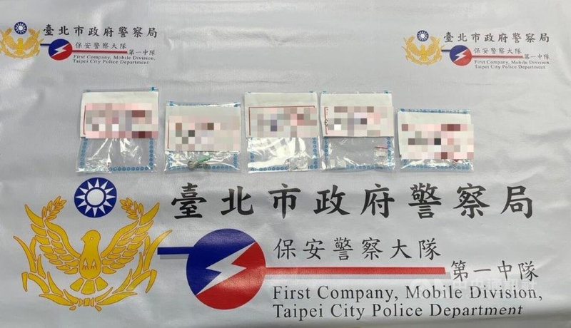 26歲陶姓男子26日晚間駕車搭載2名男姓友人行經台北市大同區一處路檢點,竟因車上藏毒而心虛衝撞路檢點和員警,企圖逃逸,遭警方開2槍嚇阻逼停,進而查獲副駕駛座的呂男竟是毒品通緝犯。圖為員警在陶男車內查獲的贓證物。(翻攝照片)中央社記者黃麗芸傳真 111年1月27日