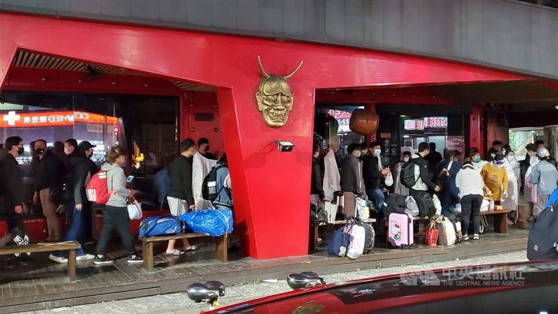 高雄左營區連鎖牛排館員工26日晚間接獲通知,共約20人帶著行李到店家集合。中央社記者董俊志攝 111年1月27日