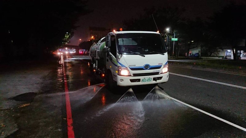 高雄近日空氣品質不佳,市府環保局啟動應變措施,除要求業者降載減排,也加強夜間道路洗掃。(高雄市環保局提供)中央社記者蔡孟妤傳真 111年1月27日
