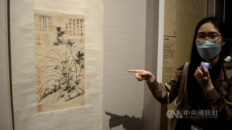國立故宮博物院南院處27日召開虎年新春展覽及活動記者會,其中「翰墨空間-故宮書畫賞析」展出重要國寶明朝文徵明「畫蘭竹」書畫。中央社記者蔡智明攝 111年1月27日
