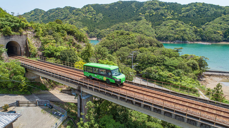 日本最近出現一種觀光新運具,同時具備鐵、公路輪胎的「雙模式車輛」,不僅車輛本身吸睛,串起鐵公路沿線的觀光美景也處處是亮點。(日本高知縣國際觀光課提供)中央社記者汪淑芬傳真 111年1月27日