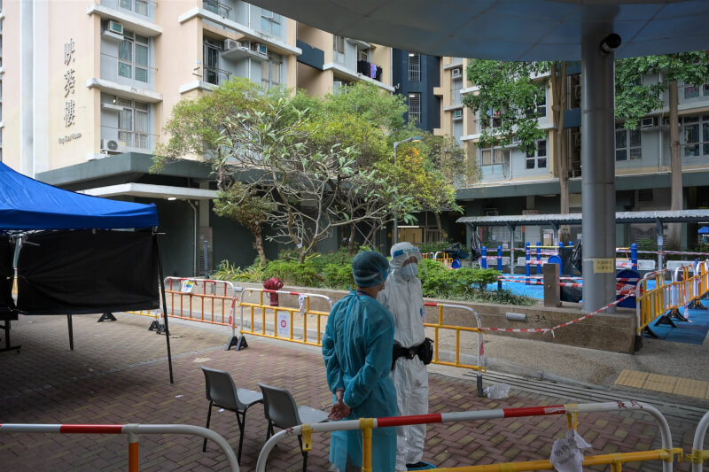 香港27日新增164例COVID-19確診病例,創第5波疫情爆發以來新高;香港當局指出,社區可能有數十條隱形傳播鏈。圖為葵湧邨映葵樓。(中新社)