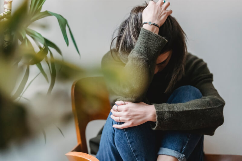 有些COVID-19患者會在數週或數月後出現疲勞、難以清楚思考或呼吸短促等長期症狀,專家提出4大因素。(示意圖/圖取自Pexels圖庫)