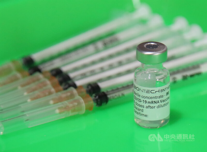 指揮中心指揮官陳時中宣布,27日上午約91.84萬劑BNT疫苗到貨,原定捐贈1500萬劑全數到貨,還多送20.76萬劑。(中央社檔案照片)