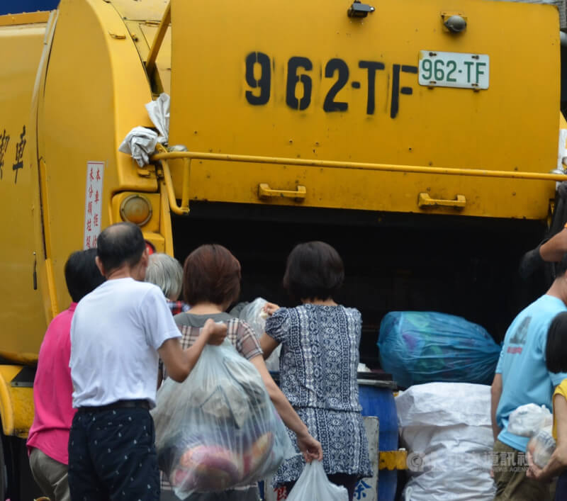 台北市入列颱風卡努陸上警戒區域，市府表示，考量人員安全，與新北、基隆討論後共同決議暫停垃圾收運1天。（中央社檔案照片）
