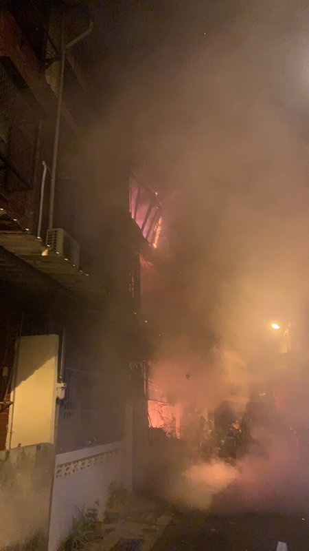 苗栗縣竹南鎮大埔里1棟3層樓透天厝,27日凌晨發生火警,消防隊員到場時,整棟民宅已陷入火海,所幸平日獨居的男子正好外出,躲過一劫。(民眾提供)中央社記者管瑞平傳真 111年1月27日