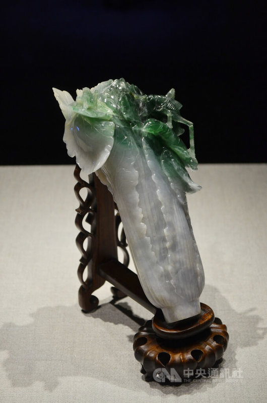國立故宮博物院南院處27日表示,人氣展件翠玉白菜特別延展至大年初六(2月6日),在南院陪觀眾過新年。中央社記者蔡智明攝 111年1月27日