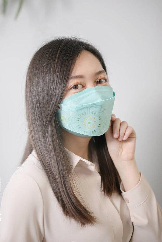國立故宮博物院南院處27日召開虎年新春展覽及活動記者會表示,春節期間初一到初六(2月1日至2月6日)至故宮南院看展,憑門票可獲以院藏伊斯蘭玉器設計的「『玉』見春天」口罩。(故宮南院提供)中央社記者蔡智明傳真 111年1月27日