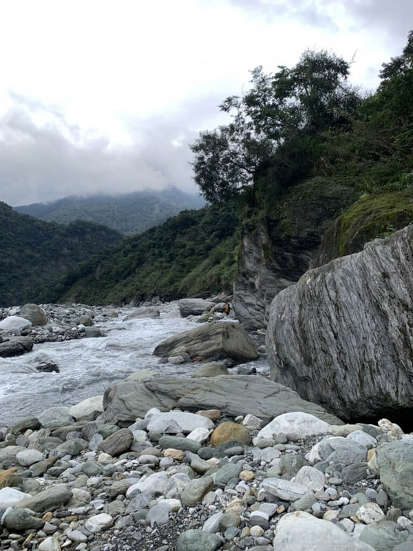 花蓮縣消防局26日獲報,一行7人登山隊伍下山途經恰堪溪,因溪水暴漲受困,警義消出動還遇蜂螫2人受傷,救援一度受阻,經評估水勢,27日請求空勤支援,將受困山友平安吊掛下山。(花蓮縣消防局提供)中央社記者張祈傳真 111年1月27日