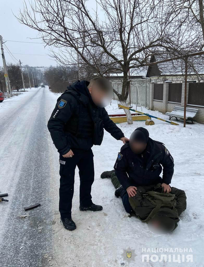 烏克蘭國家衛隊1名士兵27日在國內1間軍工廠開槍掃射,造成5死5傷的慘劇;他不久後即被警方逮捕。(圖取自twitter.com/NPU_GOV_UA)