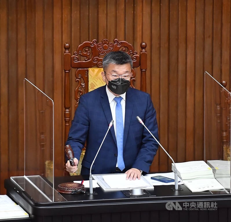立法院會27日三讀修正通過產創條例第10-1條,將智慧機械及5G投資抵減租稅優惠延長至民國113年底,並將資通安全產品或服務納入投資抵減適用範圍。圖為立法院副院長蔡其昌敲槌正式宣布三讀通過。中央社記者王飛華攝 111年1月27日