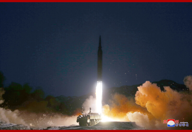 韩联社27日报导，北韩朝东岸外海发射一枚飞行物体。图为北韩11日发射弹道飞弹。（图取自北韩中央通信社网页kcna.kp）