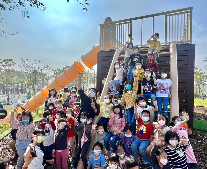 屏東縣潮州鎮「潮好玩幸福村」27日起試營運,其前身為有百年歷史的忠誠營區,如今改造為全年齡共融遊戲場,適合親子同遊休憩。(屏東縣政府提供)中央社記者郭芷瑄傳真 111年1月27日
