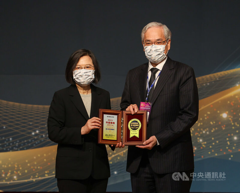 總統蔡英文(左)27日下午在台北出席2021年第22屆NHQA國家醫療品質獎頒獎典禮,頒發2021特優機構(醫學中心組)獎牌給台北榮民總醫院。右為台北榮總新任院長陳威明。中央社記者鄭清元攝 111年1月27日