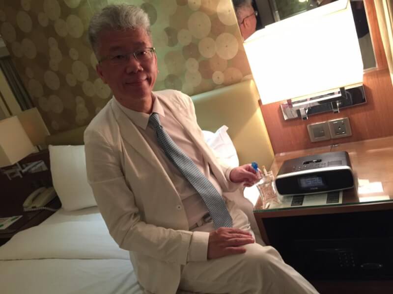 精神科名醫李光輝涉嫌以「印股票換鈔票」吸金手法,販賣其生技公司未上市股票,不法獲利逾新台幣1億元。(圖取自李光輝臉書facebook.com)