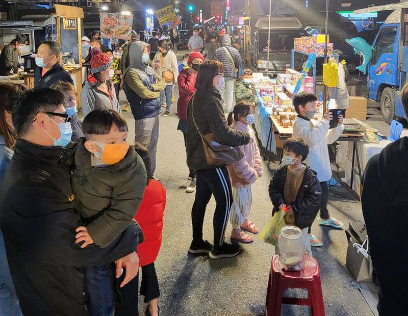 位在台東縣池上鄉中正路、仁愛路及忠義路的池上觀光夜市,經鄉公所輔導成立攤商協會,順利取得合法納管,這也是台東第1個合法納管的鄉鎮級夜市。(池上鄉公所提供)中央社記者盧太城台東傳真 111年1月27日
