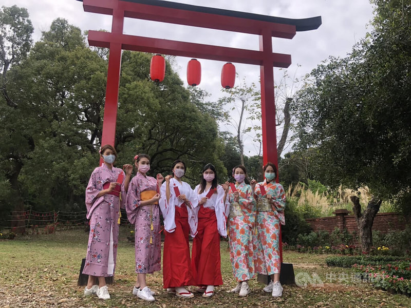 台中市后里馬場保留早期日式建築宛如日本公園,即日起推出「2022魔幻藝術嘉年華」活動,遊客定點打卡還送祈福小卡,可懸掛在日式鳥居的祈福樹上,為新年祈求平安。中央社記者趙麗妍攝 111年1月28日