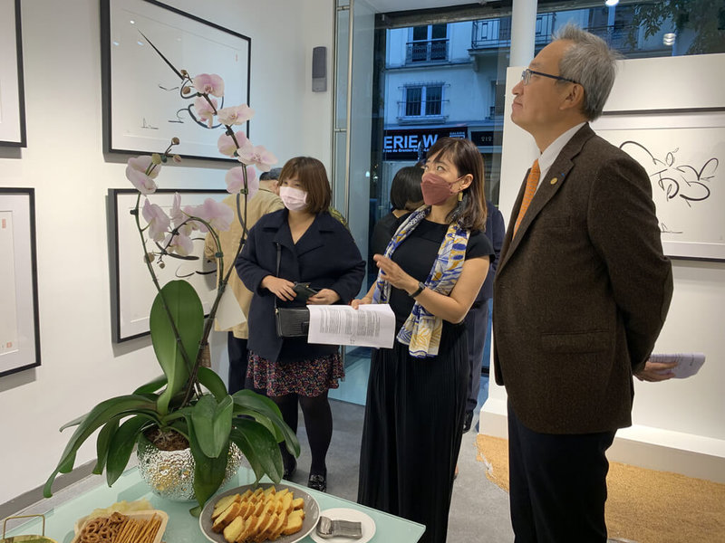 漫畫家蕭言中2021年10月以系列畫作「印象禪武」在法國巴黎開展,台灣駐法代表吳志中(右)也前往參觀。(蕭言中提供)中央社記者王寶兒傳真 111年1月28日