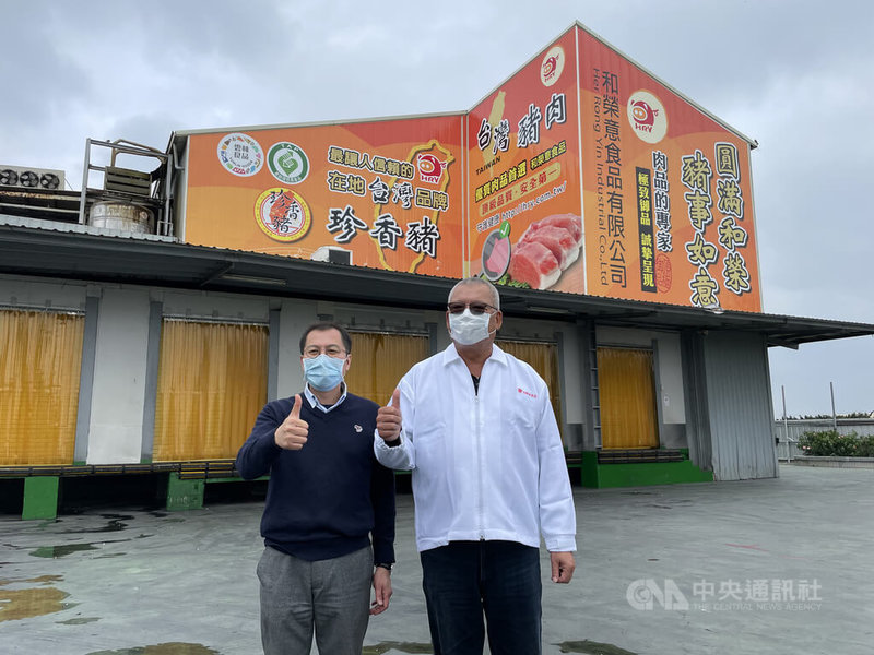 雲林縣和榮意食品公司堅持豬隻皆由契作牧場細心呵護,符合屠宰、分切一貫生產作業規範,每月超過300項嚴格檢驗標章認證,不斷更新屠宰設備及人員訓練,成功獲得屠宰場危害分析重要管制點(HACCP)認證,可望重返外銷市場。中央社記者姜宜菁攝 111年1月28日