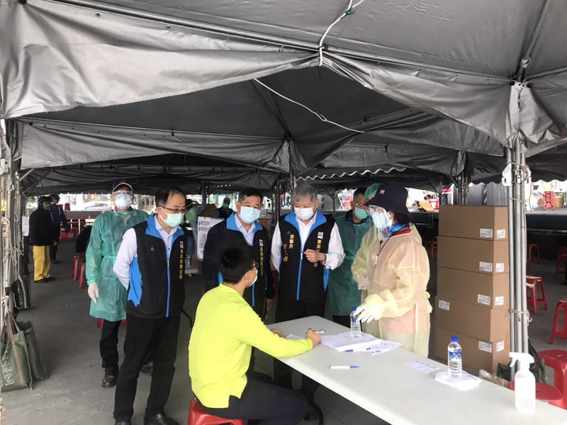 交通部次長祁文中28日和高雄市府疫情專家巡查檢視高雄港區防疫工作執行情形,並持續呼籲進出中島商港區人員這兩天儘速完成第2次PCR篩檢。圖為港務公司發放快篩試劑給完成2次PCR篩檢的港區工作人員。(高雄港務公司提供)中央社記者洪學廣傳真 111年1月28日