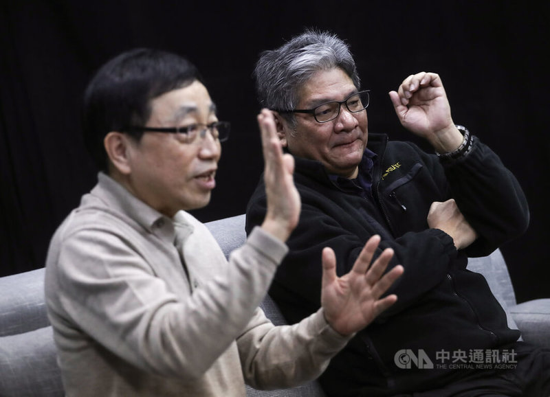 紙風車創辦人李永豐(右)表示,當初將漫畫「諸葛四郎」改編為舞台劇時相當戰戰兢兢;已故漫畫家葉宏甲的長子葉佳龍(左)則說,「諸葛四郎」當年就是審查規定的受害者,非常樂意讓劇團擁有創作彈性空間,他很喜愛紙風車的舞台劇,也因而動了想改編動畫電影的念頭。中央社記者裴禛攝 111年1月28日