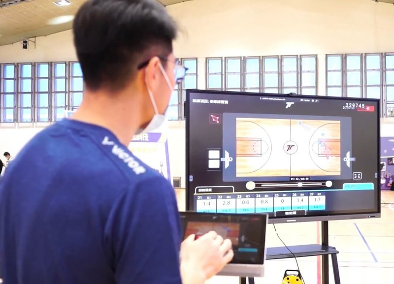 台灣師範大學打造LPS運動員追蹤系統,利用空間定位標示,可推算空檔距離與次數,依當下情況採用最佳的空間戰術。(台師大提供)中央社記者陳至中台北傳真 111年1月28日