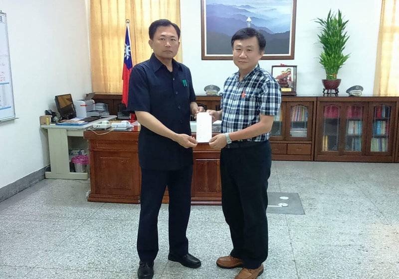 花蓮縣警察局28日表示,主任秘書方世君(左)上午病逝,享年56歲。(花蓮縣警察局提供)中央社記者張祈傳真 111年1月28日