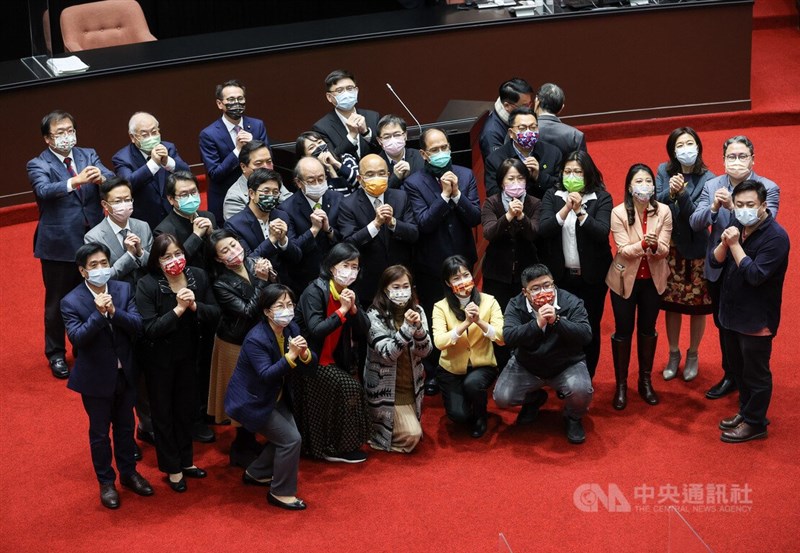 立法院臨時會院會28日三讀通過111年度中央政府總預算案,行政院長蘇貞昌(2排橘色口罩者)晚間到立法院向立委致意,眾人拱手祝賀新年快樂。中央社記者鄭清元攝 111年1月28日