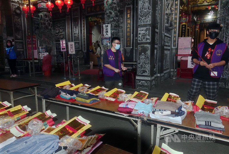 國內疫情持續延燒,農曆春節將至,指揮中心已宣布春節宗教集會活動相關指引,桃園市慈護宮配合防疫安排參拜動線,控制人流,也提醒民眾落實防疫、全程配戴口罩。中央社記者施宗暉攝 111年1月28日