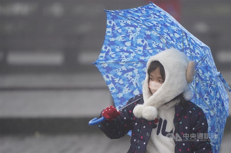 氣象局28日表示,春節假期天氣大致分為4階段,呈現先冷、稍回溫再降溫;北部、東半部大多有雨。(中央社檔案照片)
