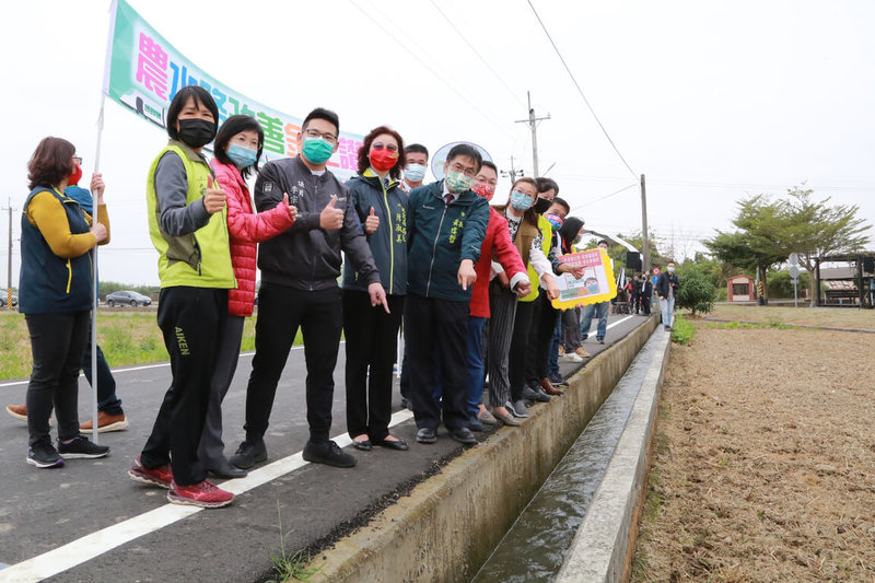 台南市長黃偉哲(前左5)28日前往後壁區農地重劃區,視察東西24路、25路及26路的農水漁路改善成果,並宣布今年將再投入新台幣10億9800萬元修繕經費。(台南市政府提供)中央社記者張榮祥台南傳真 111年1月28日