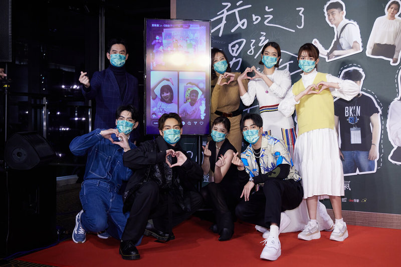 電影「我吃了那男孩一整年的早餐」27日晚間首映,演員周興哲與李沐因足跡與確診者重疊未到場,以視訊方式線上參與,和演員劉品言(後右3)、大鶴(林鶴軒)(前左2)、婁峻碩(前右1)、大霈(李霈瑜)(後右2)等人留下另類大合照。(華映娛樂提供)中央社記者王心妤傳真 111年1月28日