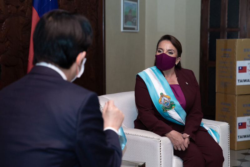 宏都拉斯總統卡蕬楚(右)感謝台灣長期以來的協助,她說,宏都拉斯面臨許多挑戰,這些挑戰在疫情下又顯得更加嚴重,對於台灣所捐贈的防疫物資,宏國非常感謝。(總統府提供)中央社記者溫貴香傳真 111年1月28日