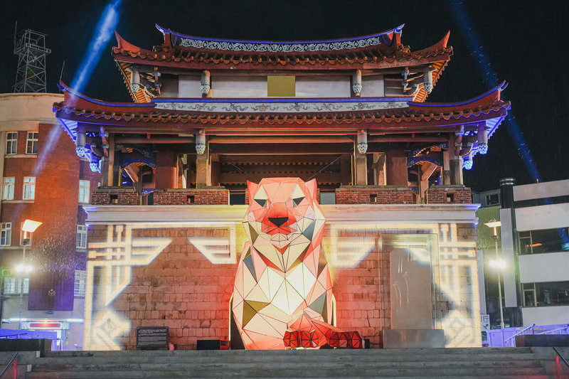 新竹市政府28日指出,虎年到來,除動物園的真實老虎外,竹市舊城區東門城與護城河至2月底也有老虎主題的靜態裝置藝術展演,其中東門城可看見4公尺高的裝置藝術「光虎」,每晚定時上演精彩燈光秀。(新竹市政府提供)中央社記者魯鋼駿傳真 111年1月28日