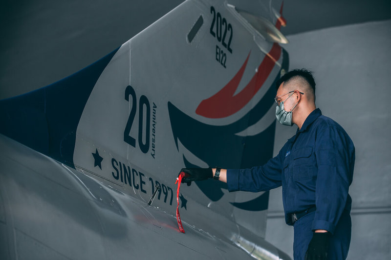 機尾編號「2022」的幻象2000戰機,彩繪著接機20週年的同款彩繪塗裝。(軍聞社提供)中央社記者游凱翔傳真 111年1月28日