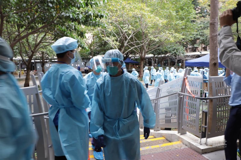 香港爆發COVID-19第五波疫情,當中以新界葵涌邨的疫情最為嚴重,當局圍封邨內多幢大樓。中央社記者張謙香港攝 111年1月24日