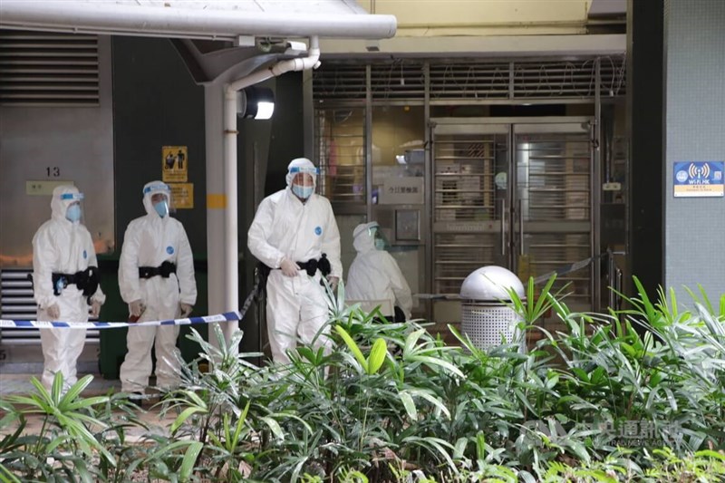 香港爆發COVID-19(2019冠狀病毒疾病)第五波疫情,其中新界葵涌邨是重災區,當局圍封多幢大樓。中央社記者張謙香港攝 111年1月24日