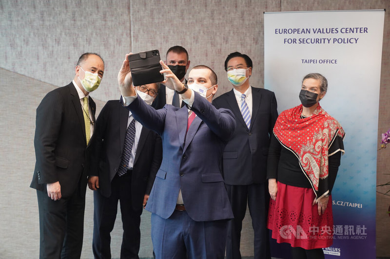 捷克智庫歐洲價值安全政策中心(European Values Center for Security Policy, EVC)台北辦事處28日下午舉行開幕式, 歐洲價值安全政策中心負責人揚達(Jakub Janda)(前)邀請外交部長吳釗燮(右2)、美國在台協會(AIT)台北辦事處長孫曉雅(右)等與會來賓自拍合影。中央社記者徐肇昌攝 111年1月28日