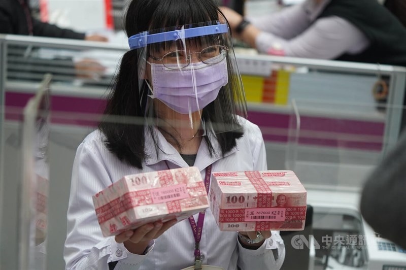 中央銀行28日公布農曆春節前最後一個營業日的新台幣最高發行額為3兆3901億元,續創歷史新高。(中央社檔案照片)