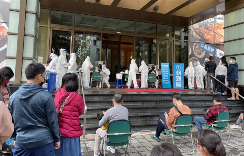 指揮中心指揮官陳時中28日表示,新增27例本土病例有4例與宜蘭飯店相關。圖為醫療團隊23日進駐礁溪長榮鳳凰酒店為員工和旅客篩檢。(宜蘭縣政府提供)