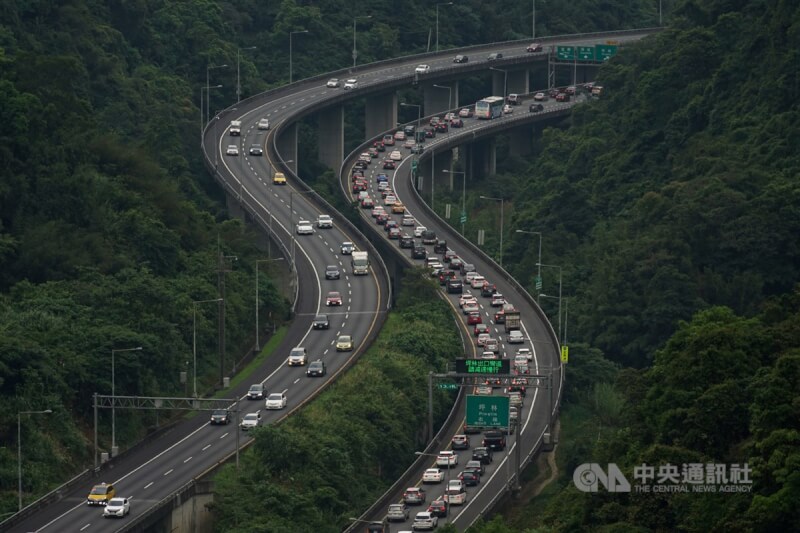 交通部高速公路局預估國道5號28日上午10時就會出現車潮,預計要到下午4時才會比較紓解。(中央社檔案照片)