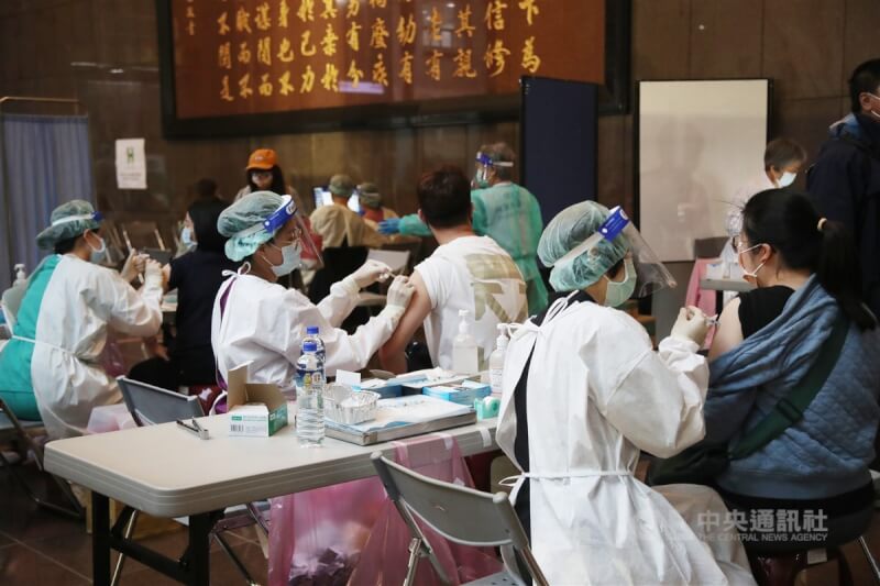 國內COVID-19疫情升溫,台北市政府開設多處中型接種站,方便民眾就近施打疫苗。中央社記者張新偉攝 111年1月27日