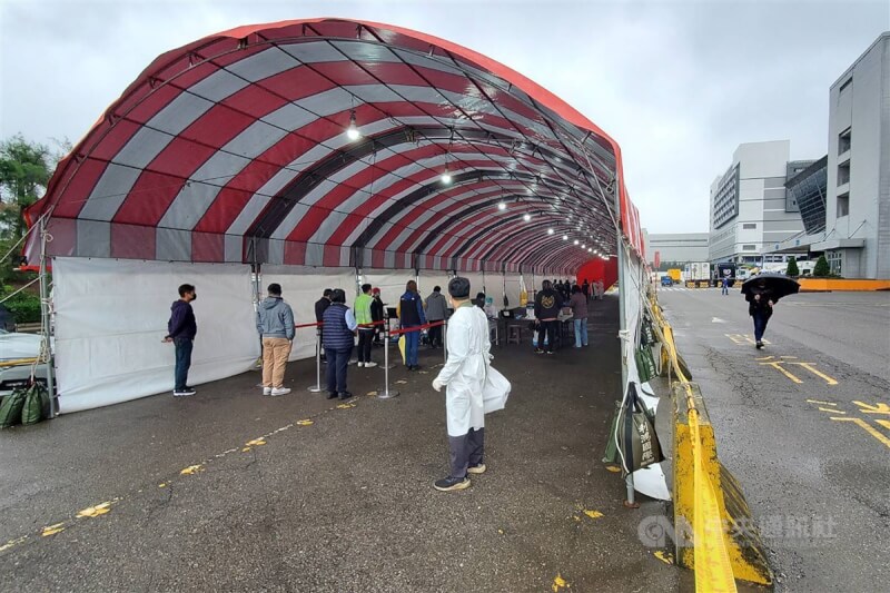 桃園市長鄭文燦28日指出,社區採檢站27日採檢3856人,有新增個案但都是可追溯範圍。圖為遠雄自貿港區篩檢站。(中央社檔案照片)