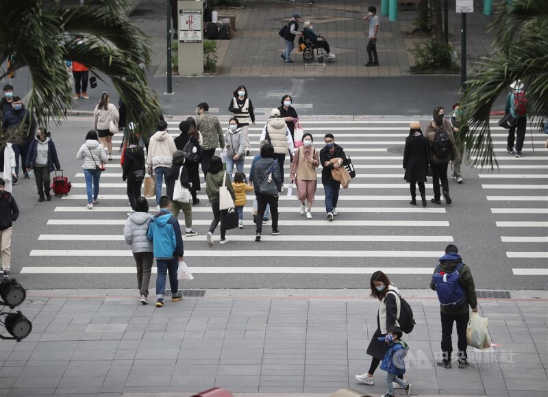 中央流行疫情指揮中心分析本土Omicron個案,發現常被外界作為典型症狀的嗅味覺異常僅2例,呼籲不要以此症狀判斷是否染疫。圖為信義區街頭。(中央社檔案照片)