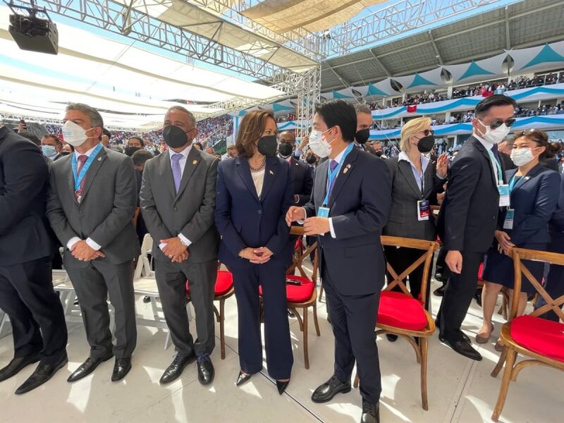 台灣友邦宏都拉斯總統當選人卡蕬楚(Xiomara Castro)台北時間28日宣誓就職,成為宏國首位女總統。圖為副總統賴清德(右1)出席典禮時與美國副總統賀錦麗(Kamala Harris,右2)交談。(總統府提供)中央社記者溫貴香傳真 111年1月28日