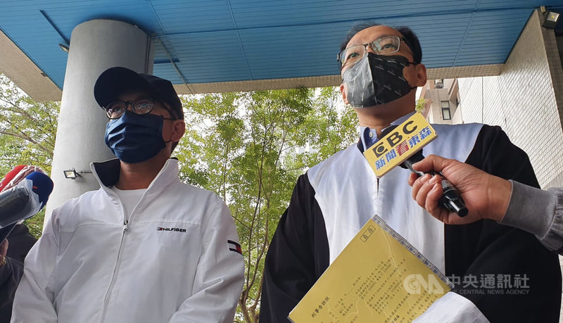 女童遭噴槍奪命案,父親鄺姓男子(左)被依傷害兒童致死罪判刑10年定讞。鄺男28日在律師魏志勝(右)陪同下,前往高雄地檢署遞狀控告女童母親鄧姓女子涉嫌詐欺罪。他表示,上週發現女童非親生骨肉,盼檢方查明真相。中央社記者洪學廣攝 111年1月28日
