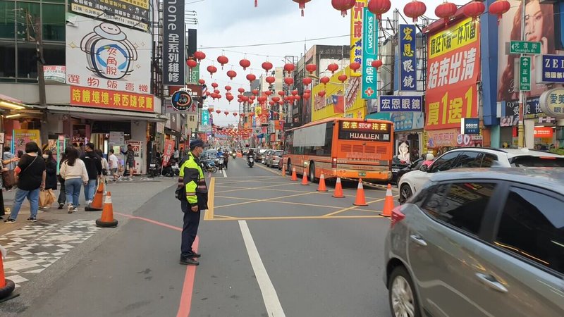 春節連假即將到來,公路總局預估蘇花路廊29日上午6時起將出現首波南下車潮,花蓮警方將在金三角商圈、主要幹道、東大門觀光夜市及花蓮火車站前等車多路段實施交通疏導措施,並於市區雙向二車道擺設交通錐、伸縮桿,禁止車輛左轉,避免造成回堵。(花蓮警分局提供)中央社記者張祈傳真 111年1月28日
