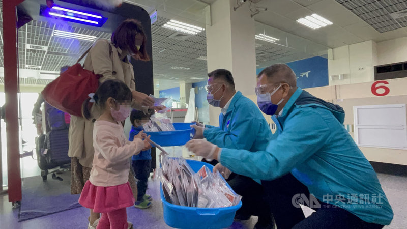 因應農曆春節返鄉潮,金門縣長楊鎮浯(右2)28日率隊到尚義機場視察春節疏運狀況與防疫措施,並協助民眾領取家用快篩試劑。中央社記者黃慧敏攝 111年1月28日