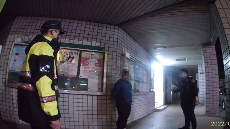 苗栗員警深夜巡邏發現30歲陳姓男子在ATM提領大量現金,懷疑可能是詐騙車手,經盤查發現他竟是居家檢疫對象,立即要求他返家,後續依規定移由衛生局裁處。(警方提供)中央社記者管瑞平傳真 111年1月28日
