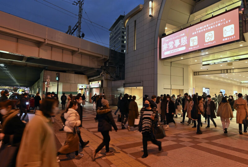 日本首相岸田文雄28日表明，為維持社會經濟活動運作，目前要求密切接觸者必須隔離10天的規定，將進一步縮短到7天。圖為大阪梅田地區。（共同社）